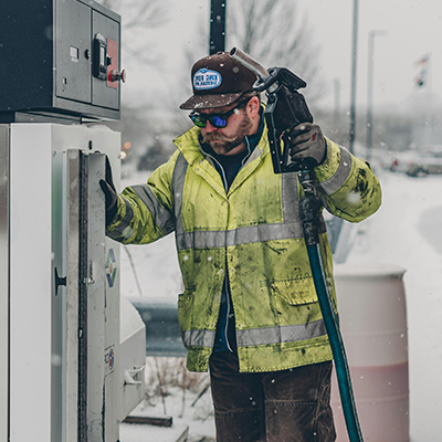 Foto von David Huck: https://www.pexels.com/de-de/foto/schnee-mann-winter-jacke-11903027/
